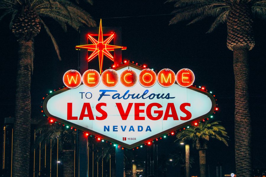 Welcome to Las Vegas sign at night